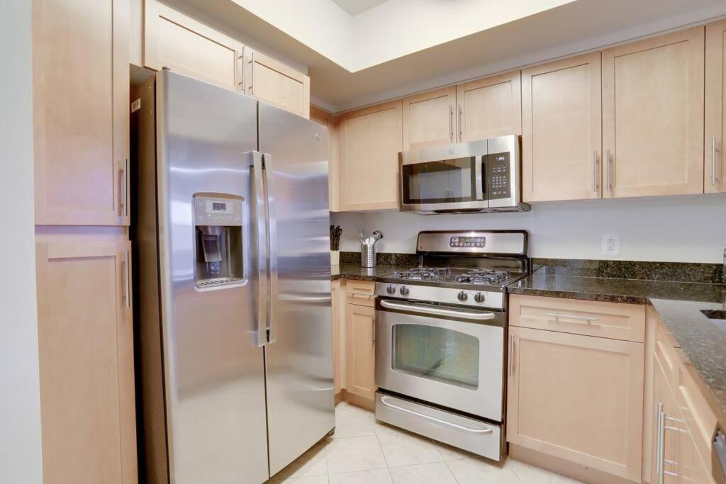 Upscale Comfort Next To Metro And Dining Arlington Exterior foto